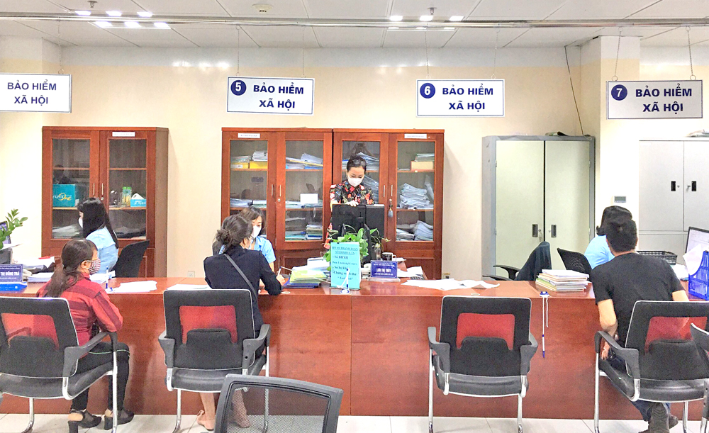 Giải quyết thủ tục BHXH, BHYT cho người dân tại Trung tâm hành chính công TP Hạ Long.