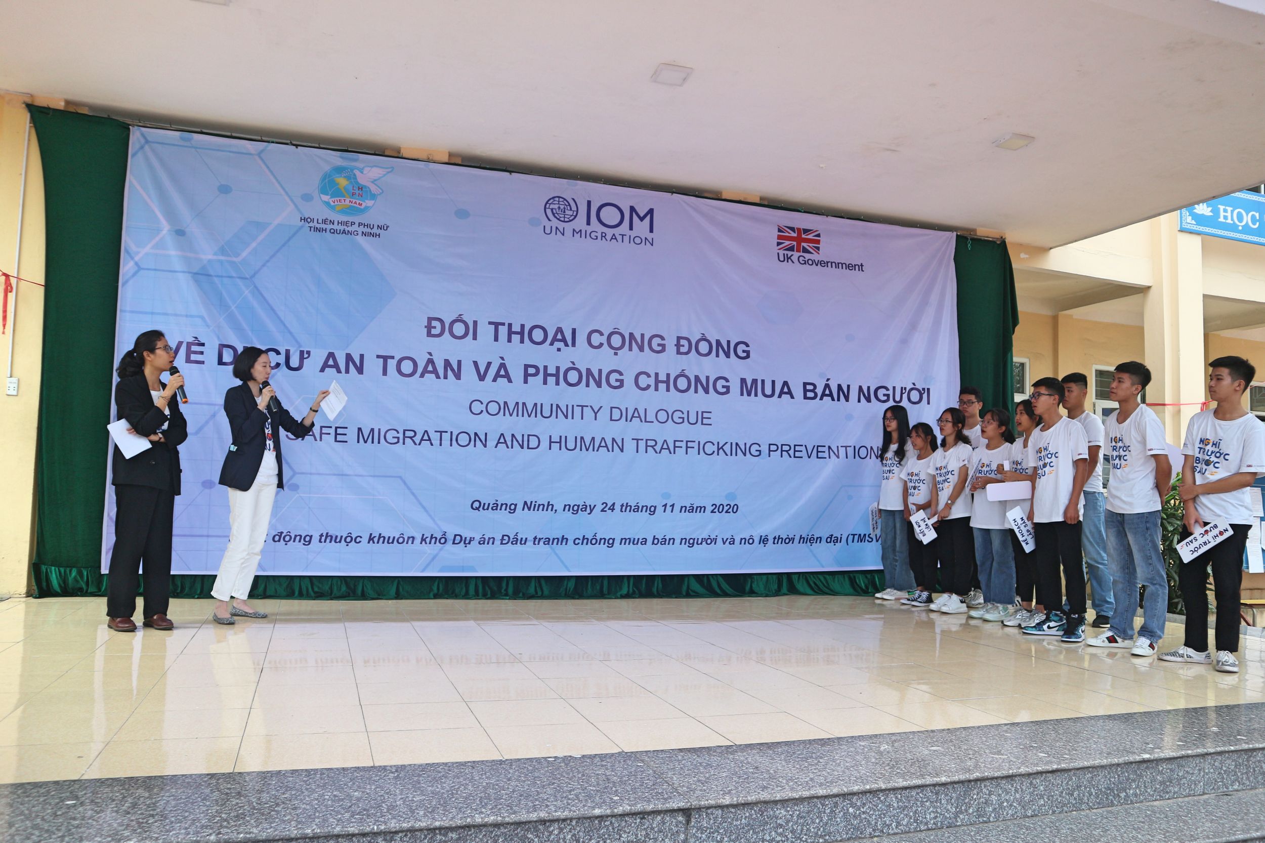 Các em học sinh trường THPT Quảng La tham gia trò chơi trong buổi truyền thông