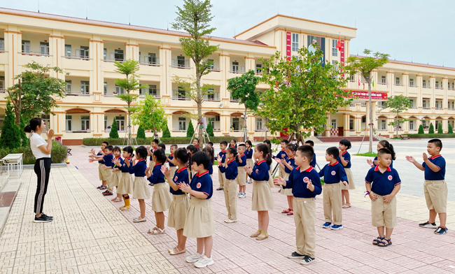 Giờ giáo dục thể chất của học sinh lớp 1, Trường tiểu học Trần Nhân Tông (Nam Định).