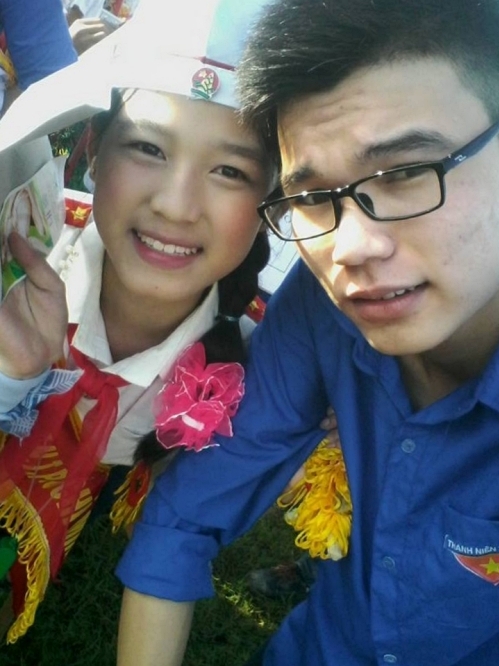 Hoa hậu Đỗ Thị Hà (trái) ở tuổi 14. Từ nhỏ, cô đã tích cực tham gia các phong trào Đoàn, Đội, Hội ở trường và địa phương.