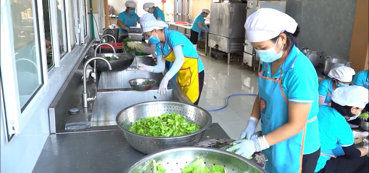 Thực phẩm được sơ chế sạch sẽ, đảm bảo VSATTP tại bếp ăn Trường Mầm non Hạ Long.