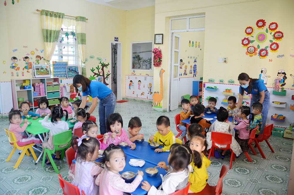 Giờ ăn của các bé Trường Mầm non Quảng Lợi, huyện Đầm Hà.