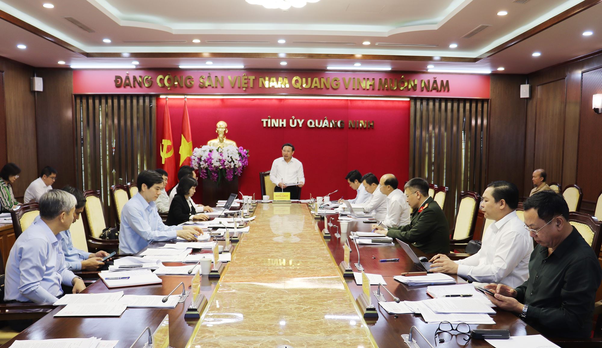 Đồng chí Nguyễn Xuân Ký, Bí thư Tỉnh ủy, Chủ tịch HĐND tỉnh phát biểu tại hội nghị.