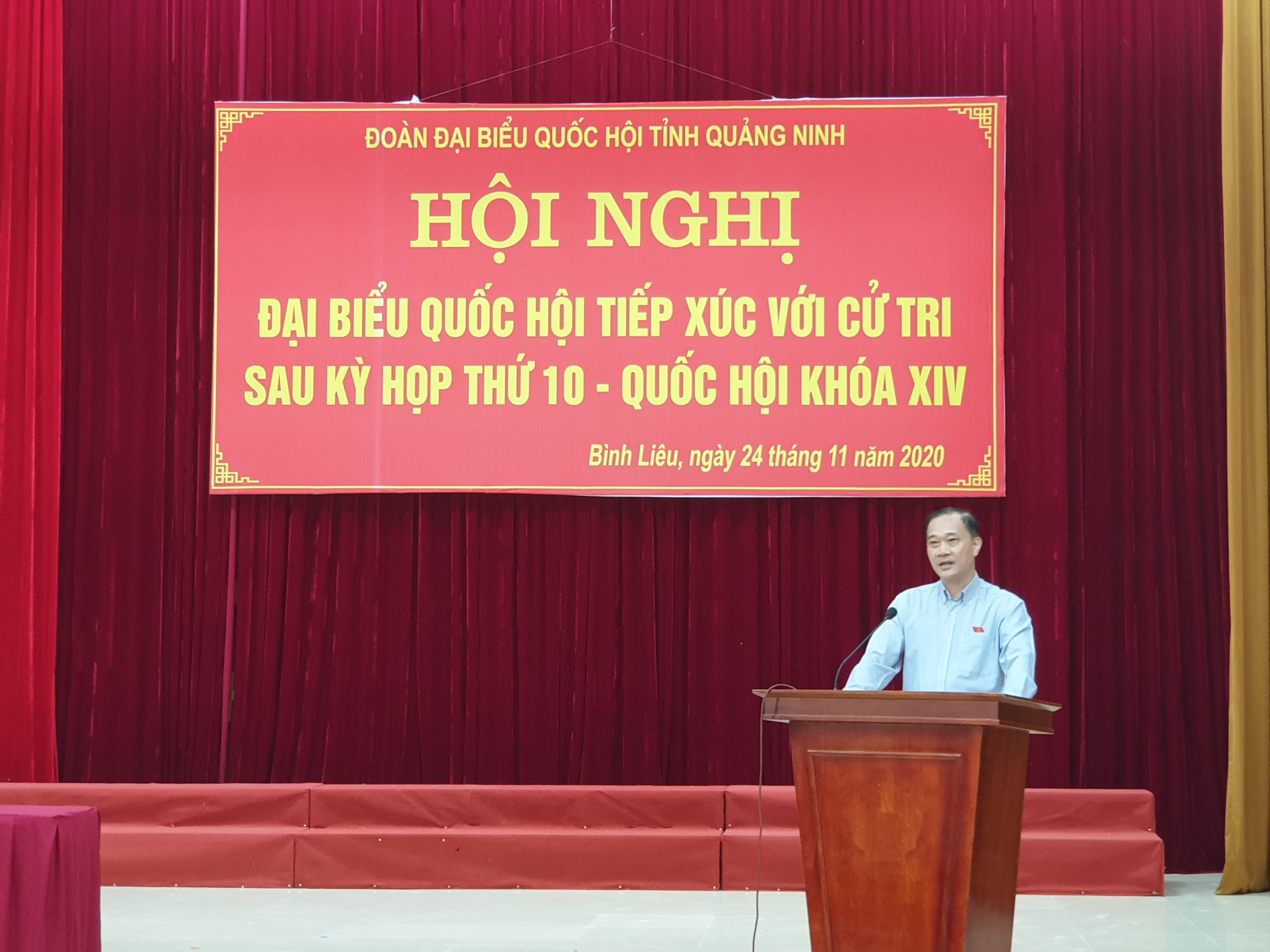 Đồng chí Vũ Hồng Thanh, Ủy viên Trung ương Đảng, Chủ nhiệm Ủy ban Kinh tế của Quốc hội, Đại biểu Quốc hội tỉnh Quảng Ninh thông tin tại buổi tiếp xúc cử tri.
