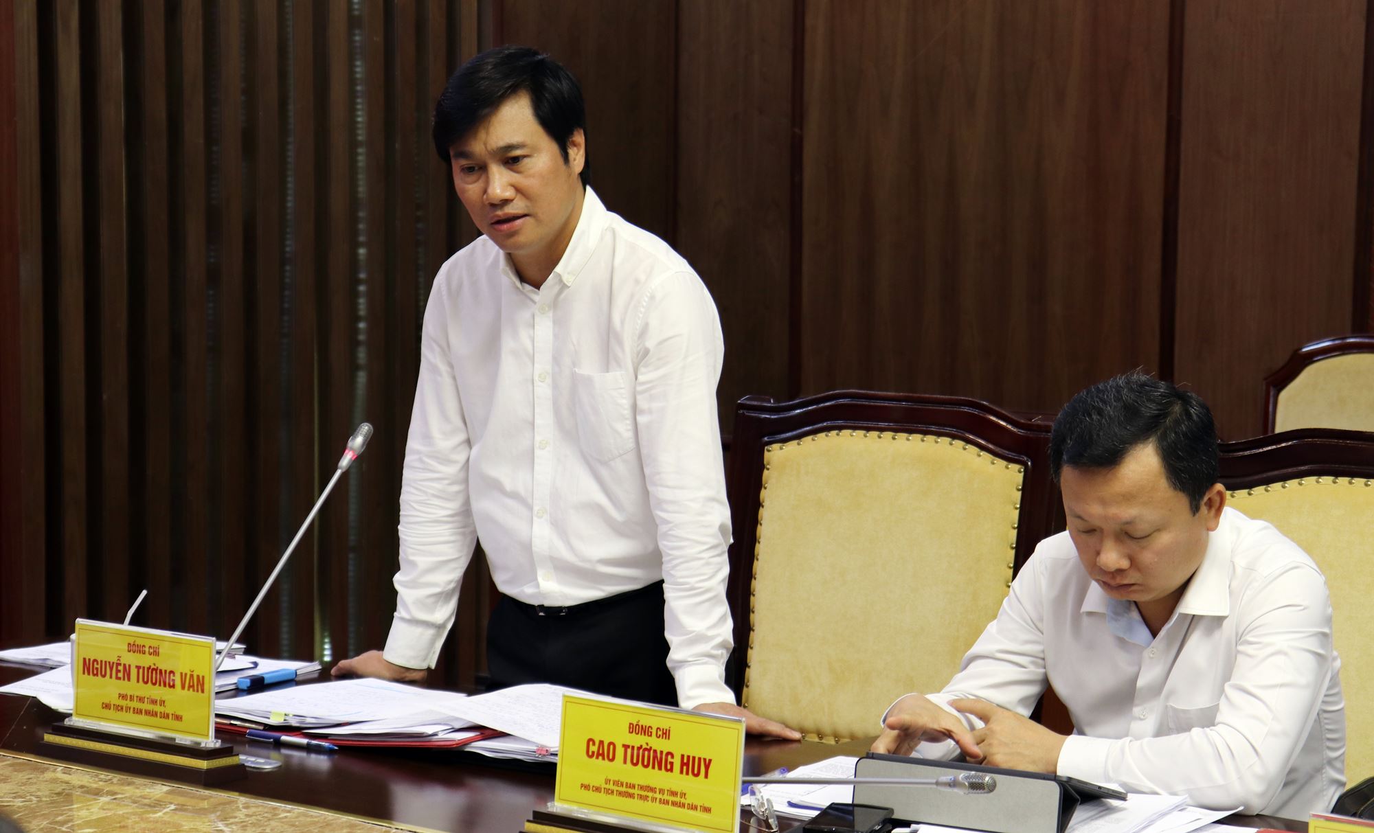 Đồng chí Nguyễn Tường Văn, Chủ tịch UBND tỉnh phát biểu tại hội nghị. 