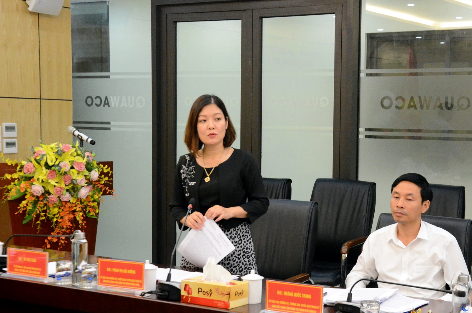 Đồng chí Phan Thị Hải Hường,Trưởng ban Tuyên giáo Thành ủy Hạ Long phát biểu ý kiến tại hội nghị.
