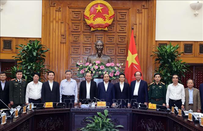 Thủ tướng Nguyễn Xuân Phúc, Trưởng Ban chỉ đạo và các thành viên Ban Chỉ đạo An toàn, An ninh mạng Quốc gia ra mắt tại phiên họp thứ nhất. Ảnh: Thống Nhất/TTXVN