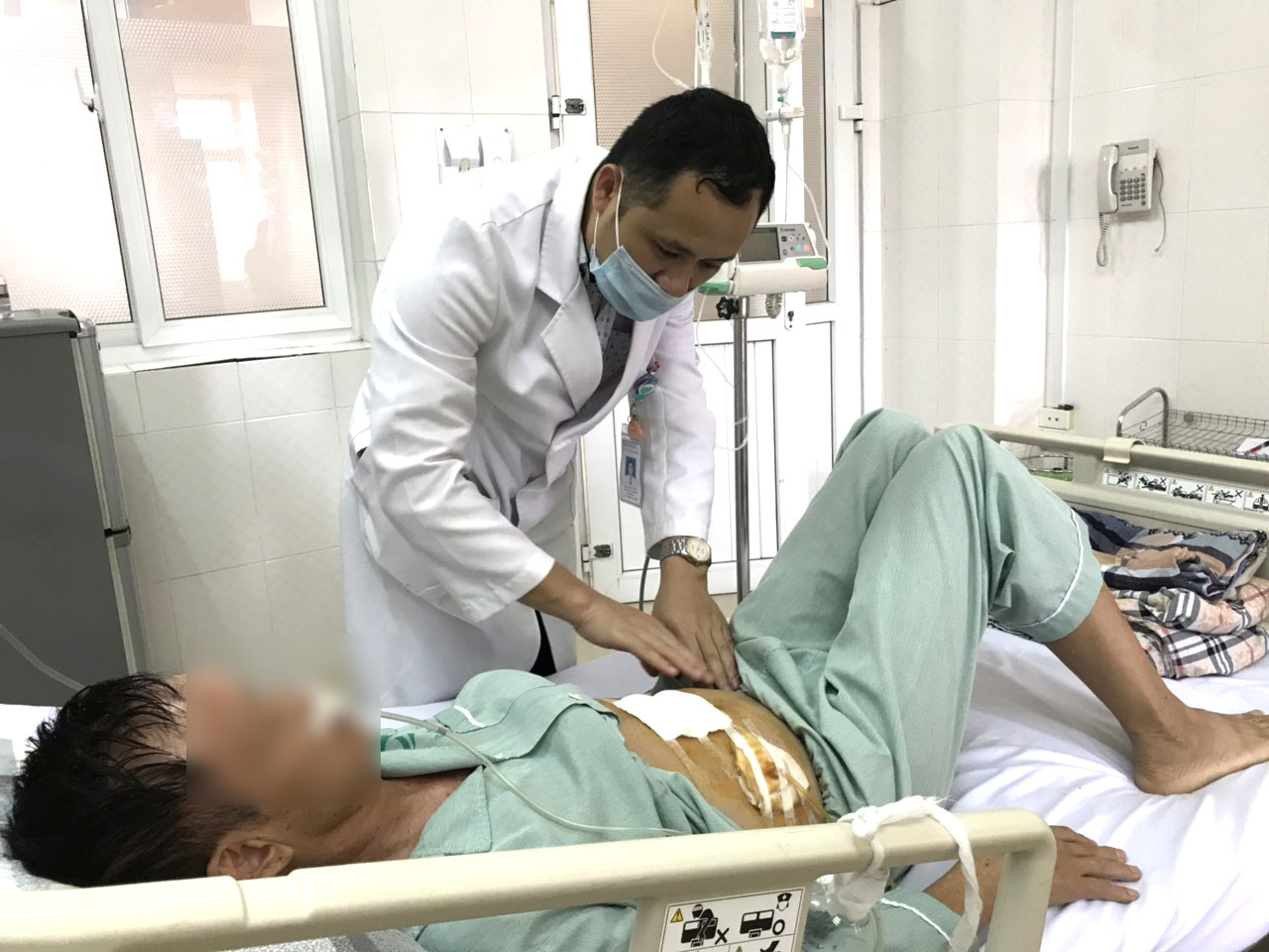 Bác sĩ CKI. Nguyễn Thái Bình – Phó Trưởng Khoa Ngoại, Bệnh viện Bãi Cháy thăm khám cho người bệnh sau phẫu thuật tắc ruột non