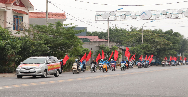 Các lực lượng diễu hành tuyên truyền về giới và mất cân bằng giới tính khi sinh dọc các trục đường chính trên địa bàn TX Đông Triều.