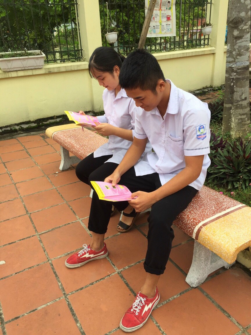 Học sinh trường THPT Quảng La tìm hiểu về mất cân bằng giới tính thông qua các tờ rơi tuyên truyền