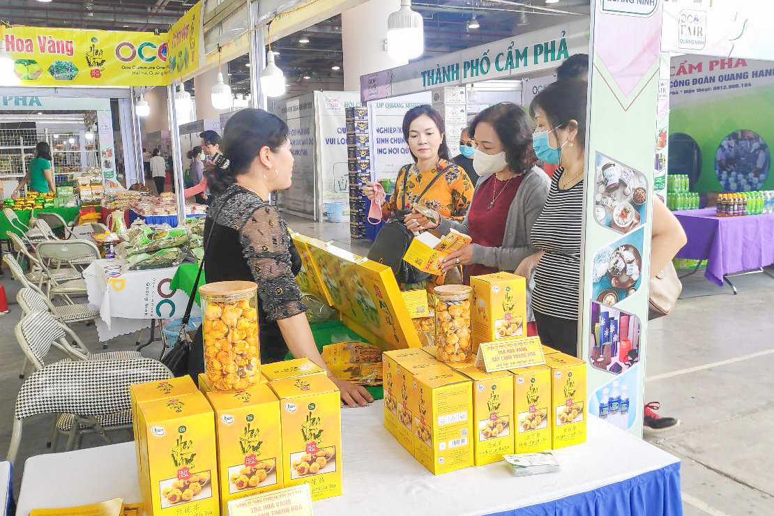 Người dân tham quan, mua sắm tại Hội chợ OCOP Quảng Ninh 2020.