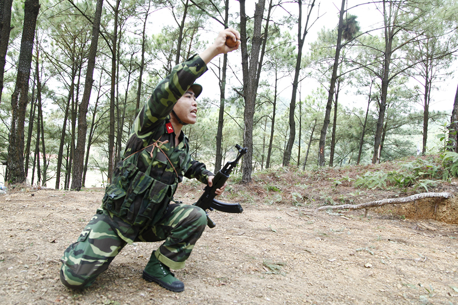 Thực hành động tác ném lựu đạn trong nội dung kiểm tra kỹ thuật chiến đấu bộ binh.