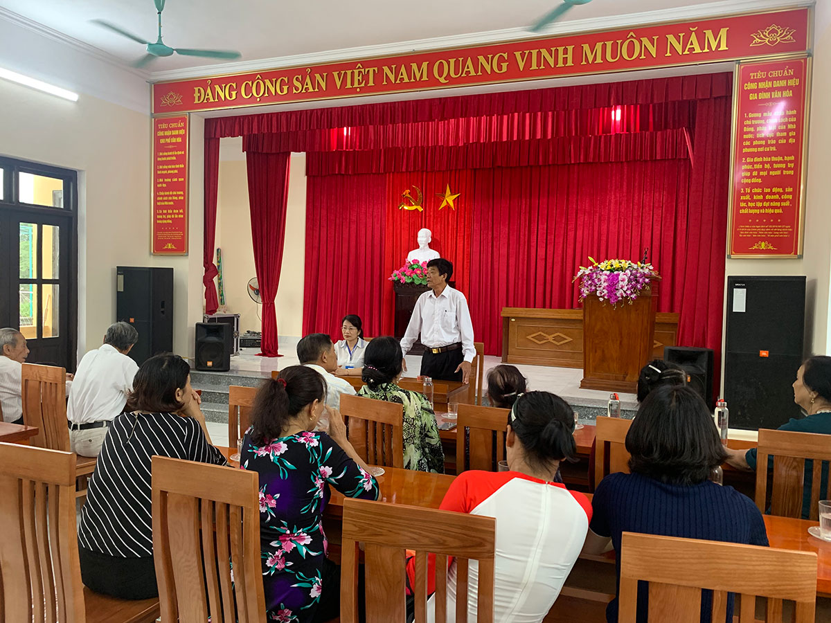 Ông Nguyễn Xuân Bốn đang tuyên truyền nhắc nhở các Đảng viên trong chi bộ thực hiện chấp hành nghiêm pháp luật. 