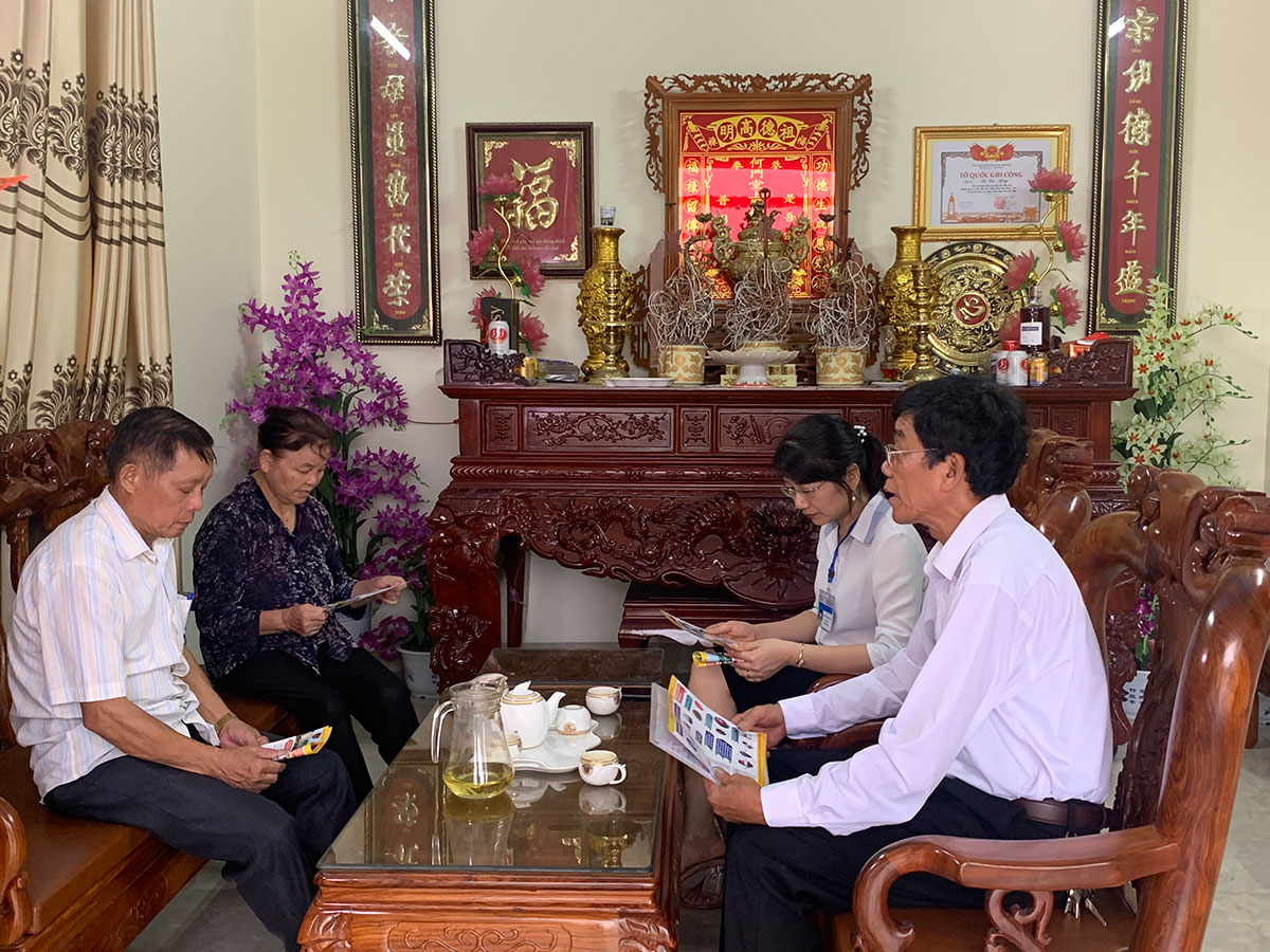 Ông Nguyễn Xuân Bốn (ngoài cùng bên phải) đang tuyên truyền nhắc nhở người dân chấp hành các quy định pháp luật. 
