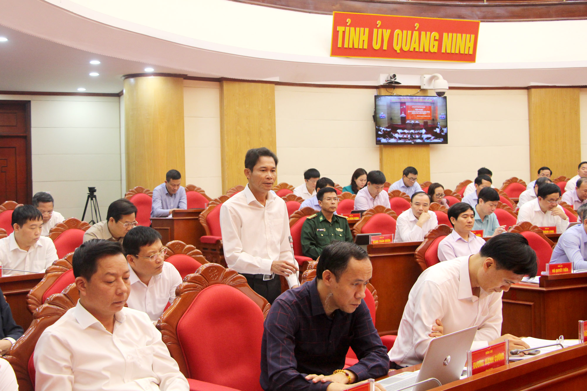 Đồng chí Hồ Văn Vịnh, Bí thư Thị ủy Quảng Yên phát biểu tại hội nghị.