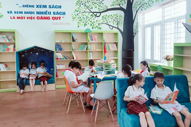 Học sinh Trường Tiểu học Lý Tự Trọng (phường Trần Phú, TP Móng Cái) trong giờ sinh hoạt tại phòng thư viện.