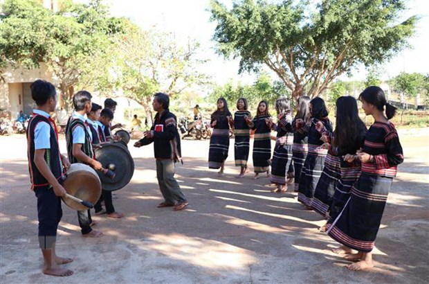 Nghệ nhân Ksor Siơh, dân tộc Jrai, sinh năm 1958, làng Kly, thị trấn Nhơn Hòa, huyện Chư Pưh (Gia Lai) dạy đánh cồng chiêng cho học sinh trong vùng. (Ảnh: Hồng Điệp/TTXVN)