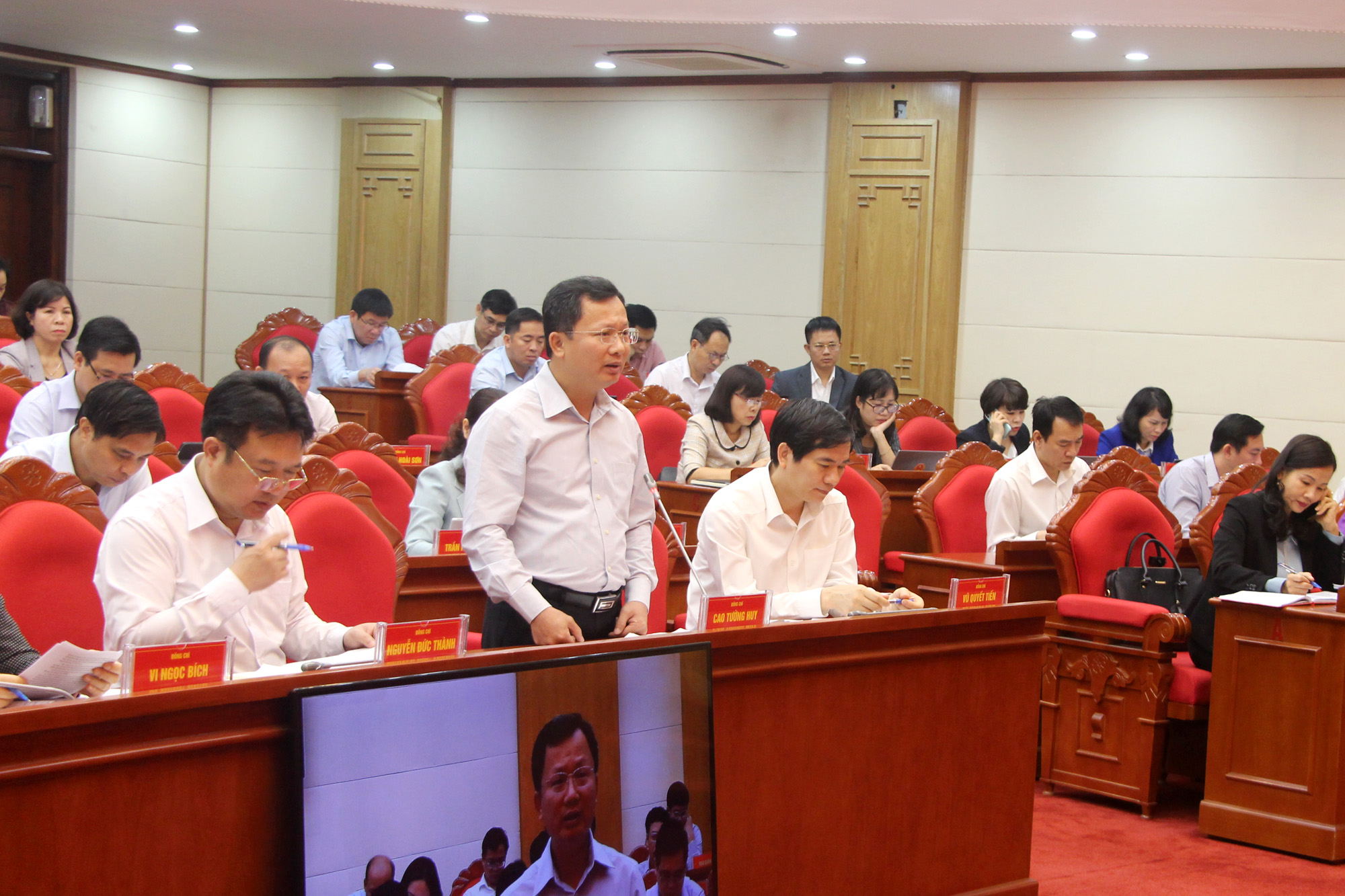 Đồng chí Cao Tường Huy, Phó Chủ tịch Thường trực UBND tỉnh, phát biểu tại hội nghị.
