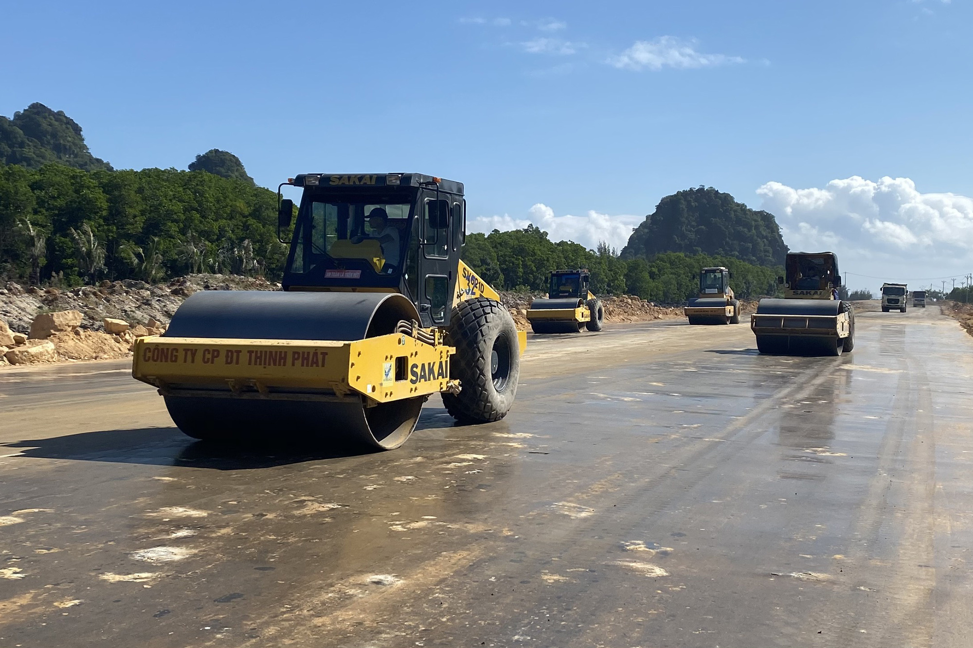 Nhà thầu đang đẩy nhanh tiến độ thi công dự án đường bao biển Hạ Long - Cẩm Phả