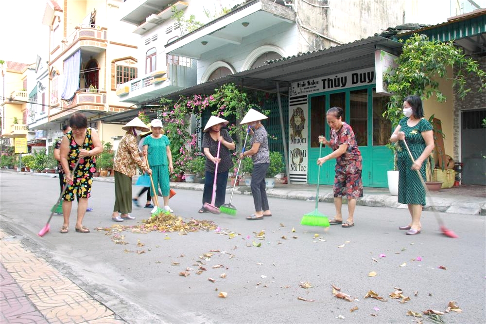 Cán bộ, hội viên và nhân dân phường Cẩm Thủy (TP Cẩm Phả) tham gia vệ sinh môi trường.