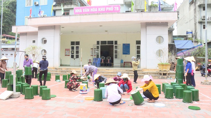 ội Phụ nữ phường Quang Hanh, TP Cẩm Phả làm thùng rác tái chế tặng cho các hội viên và hộ dân.