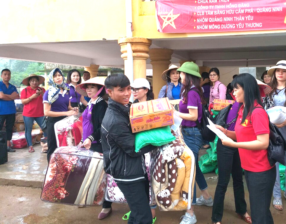 Bùi Thị Hồng (ngoài cùng bên phải) trong buổi tặng quà người dân xã tỉnh Quảng Bình bị ảnh hưỡng bão lụt tháng 10 vừa qua
