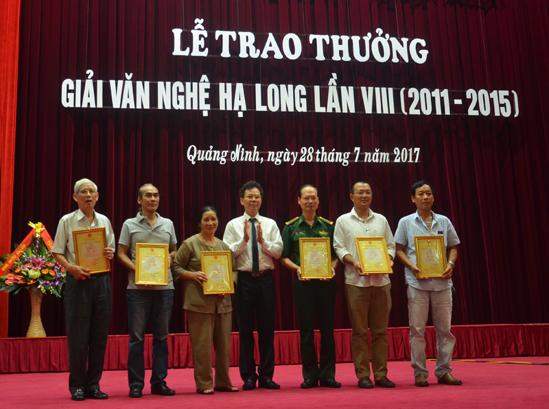 trao thưởng Giải Văn nghệ Hạ Long lần thứ VIII (2011-2015).