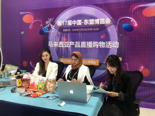 Gian hàng triễn lãm của Malaysia đang chuẩn bị cho hoạt động quảng bá sản phẩm trực tuyến trong khuôn khổ Hội chợ Trung Quốc - Asean lần thứ 17.