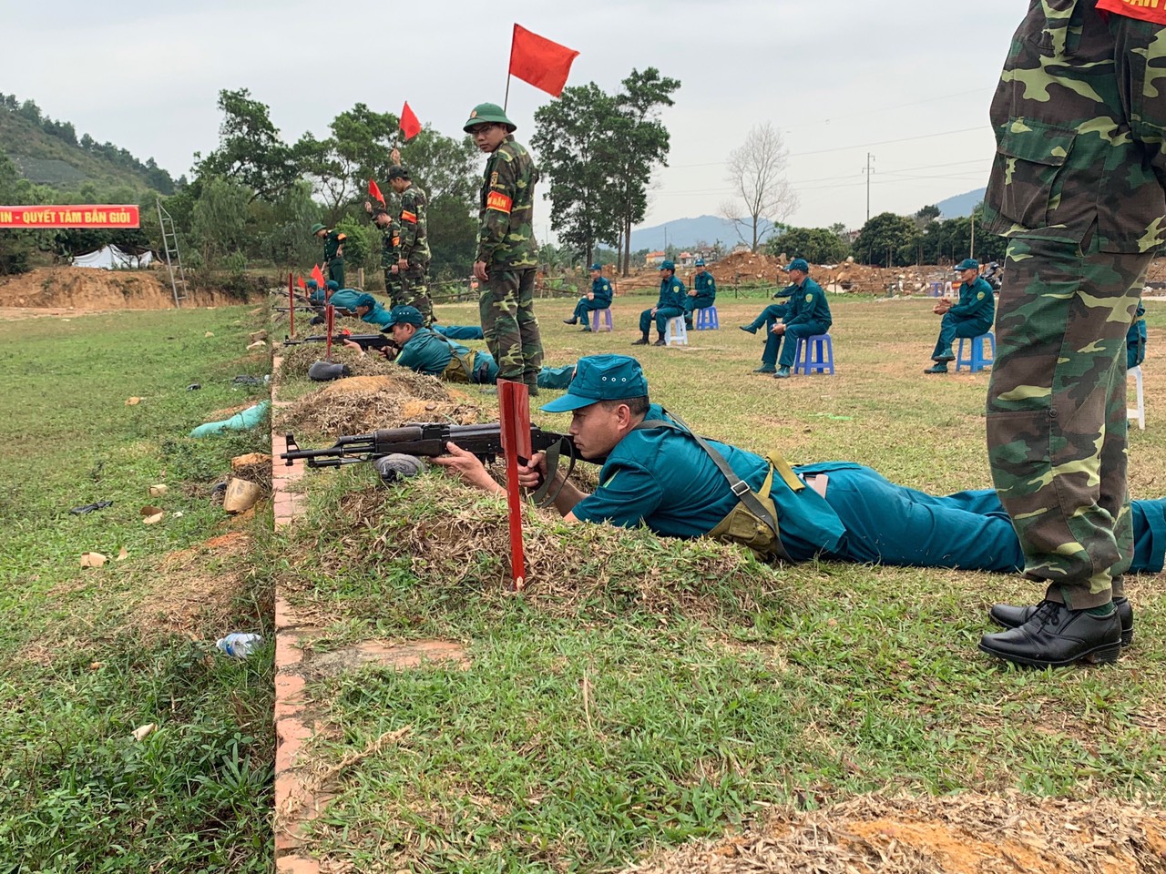 Các cụm huấn luyện của Ban CHQS TP Uông Bí tổ chức kiểm tra bắn đạn thật để đánh giá kết quả huấn luyện. 