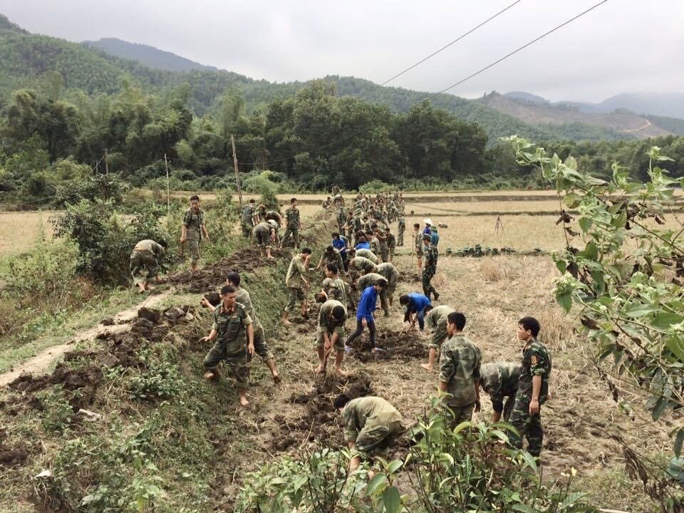 Lực lượng vũ trang TP Uông Bí tham gia làm đường liên thôn trong chương trình xây dựng Nông thôn mới.