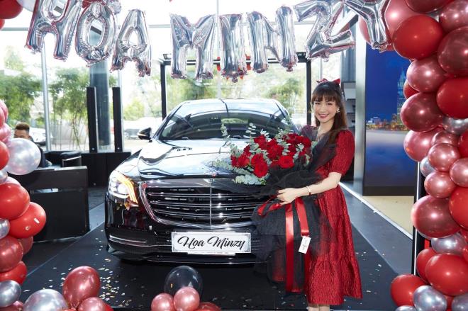 Hòa Minzy khoe chiếc xe ô tô đầu tiên do cô tự mua.