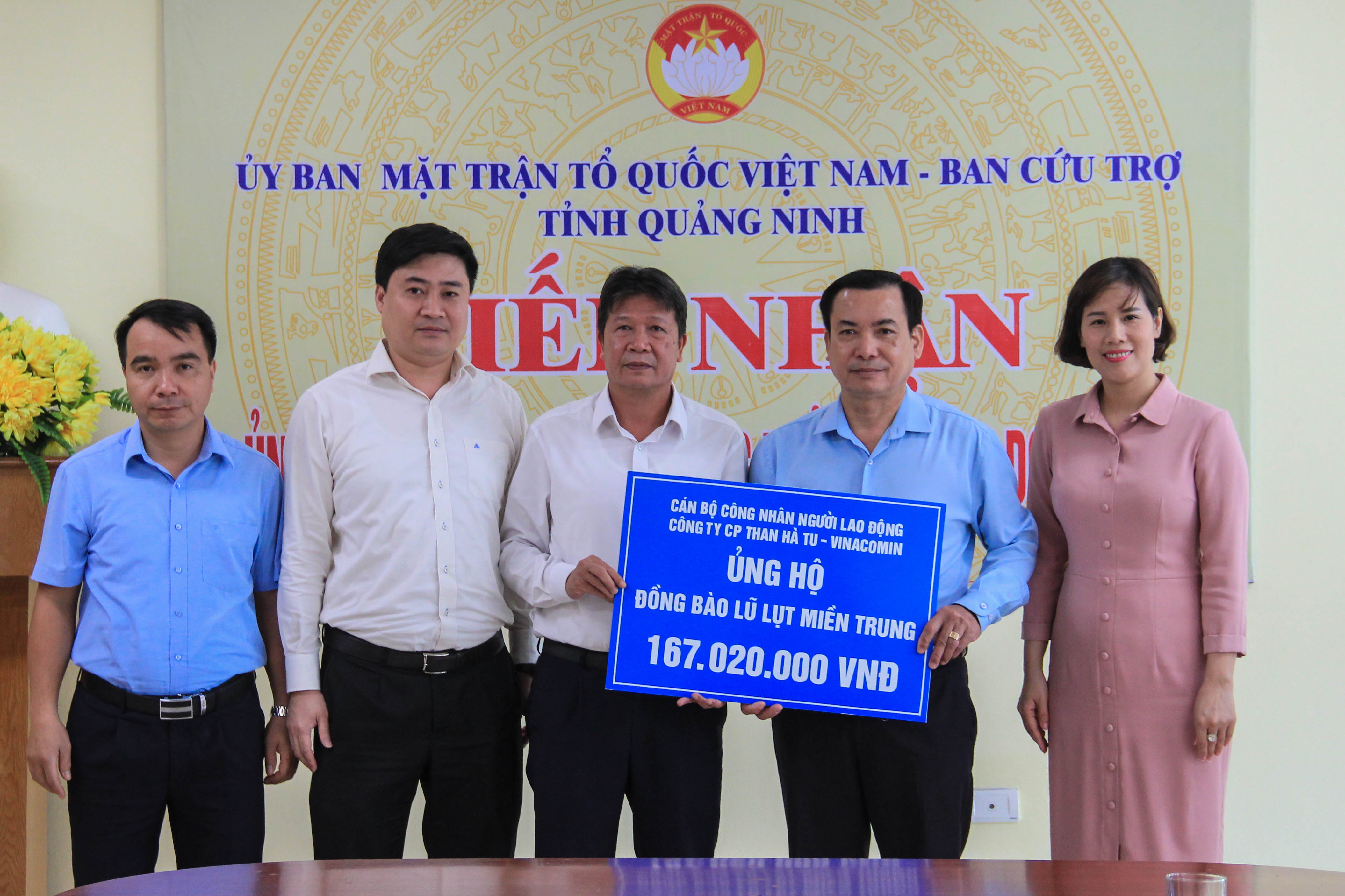 Công ty CP Than Hà Tu ủng hộ đồng bào miền Trung.
