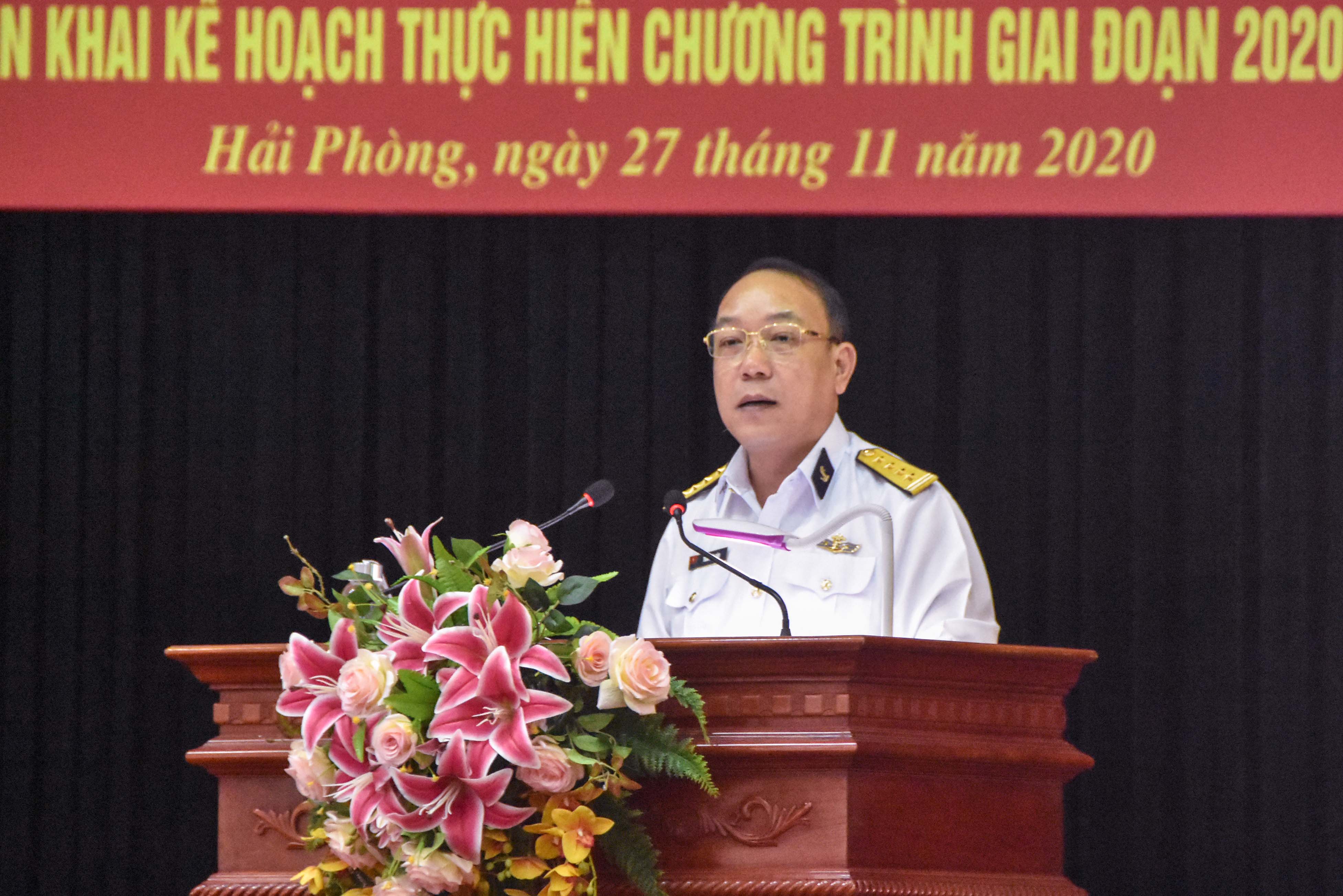 Đại tá Trần Xuân Văn, Phó Chính ủy Vùng 1 Hải quân, phát biểu tại hội nghị.