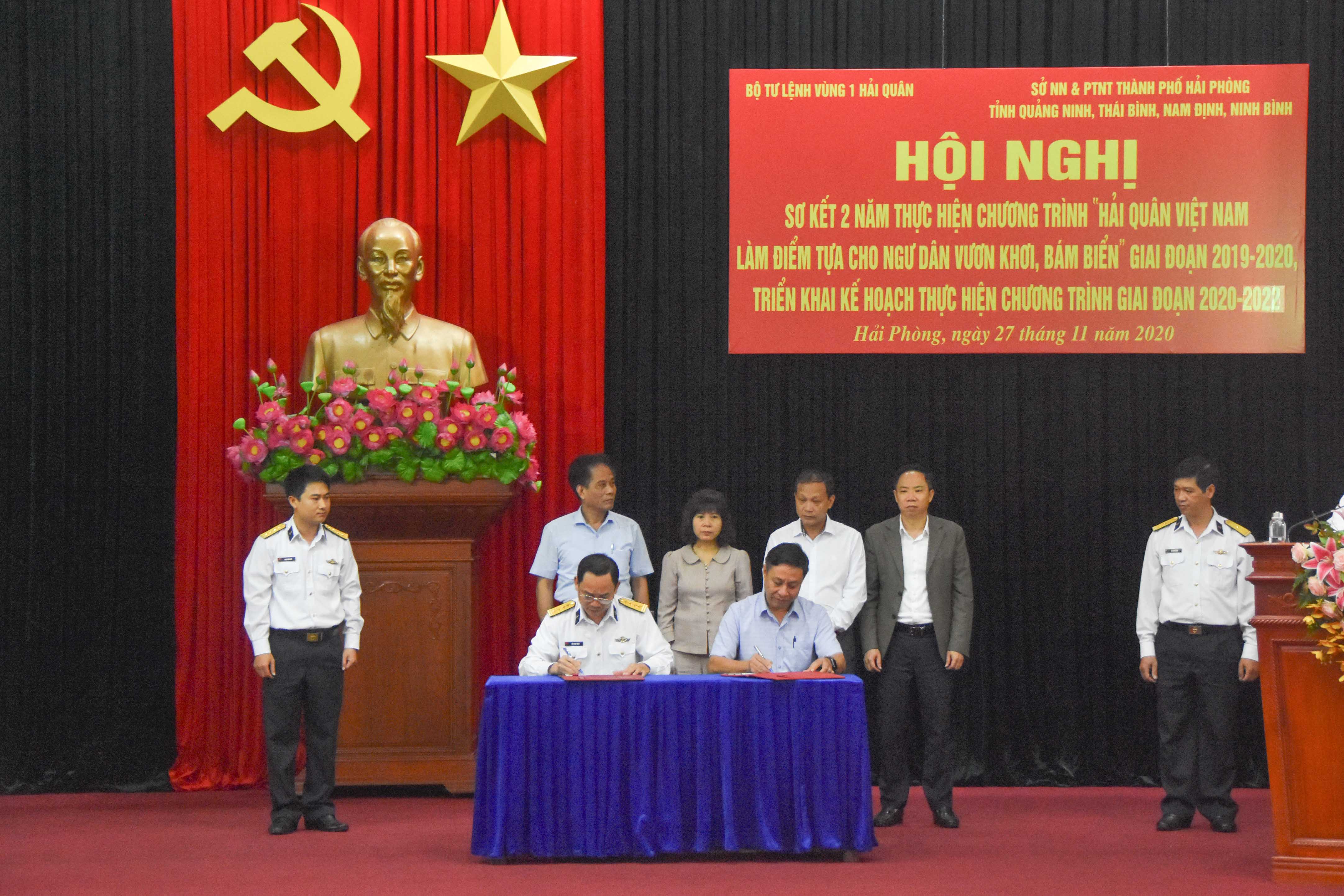 Đại diện Sở NN&PTNT Quảng Ninh ký kết chương trình phối hợp với Bộ Tư lệnh Vùng 1 Hải quân.