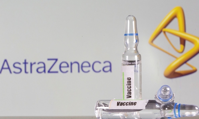 Một ống được dán nhãn vacine đặt trước logo AstraZeneca hôm 9/9. Ảnh: Reuters.