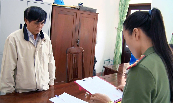 Ông Phạm Văn Dũng, nguyên Phó giám đốc Sở Nội vụ, nghe đọc quyết định khởi tố hồi tháng 2. Ảnh: Công an cung cấp.