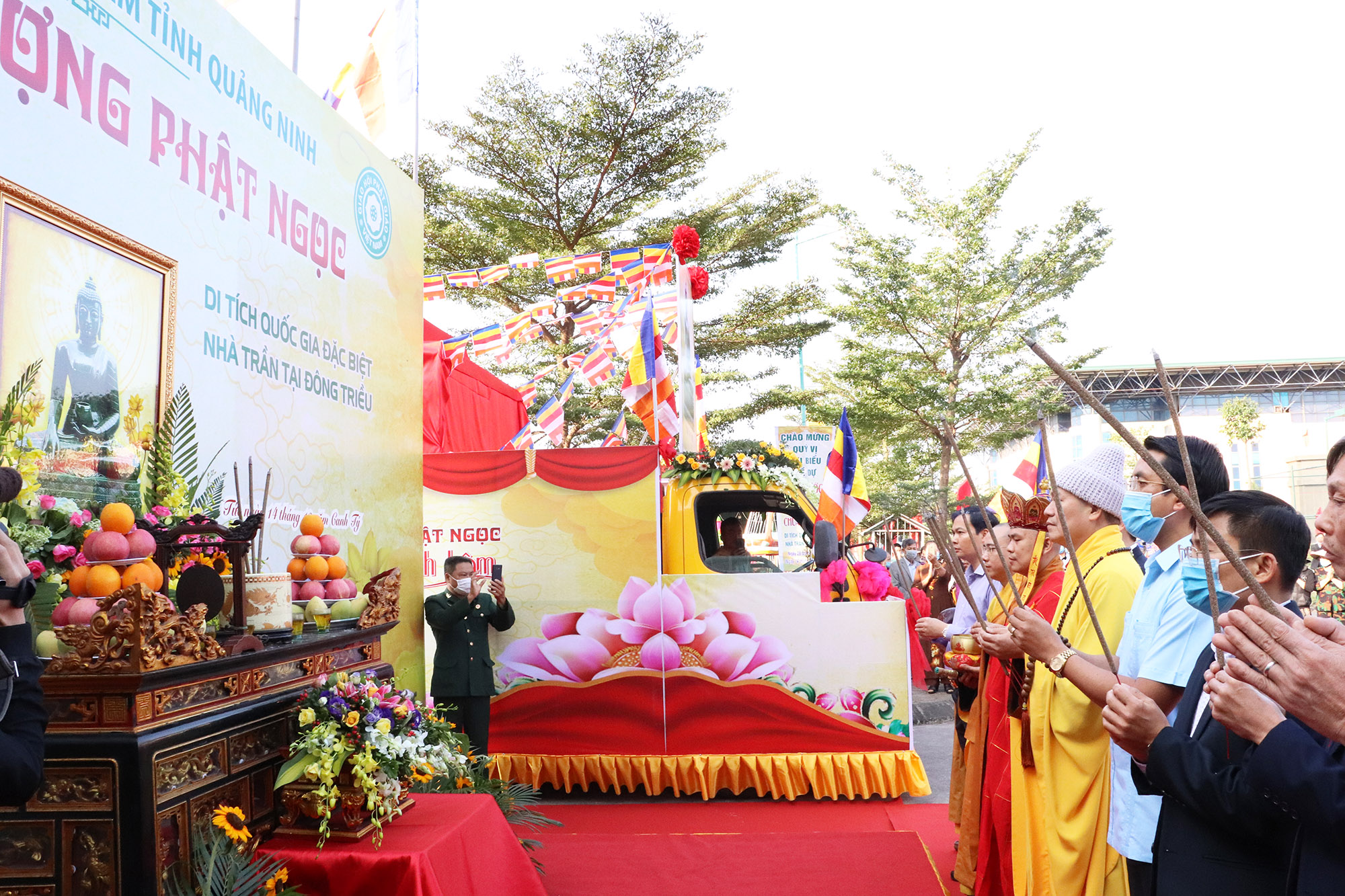 Các đại biểu dâng hương cầu an bình trước khi tổ chức lễ rước tượng Phật ngọc.