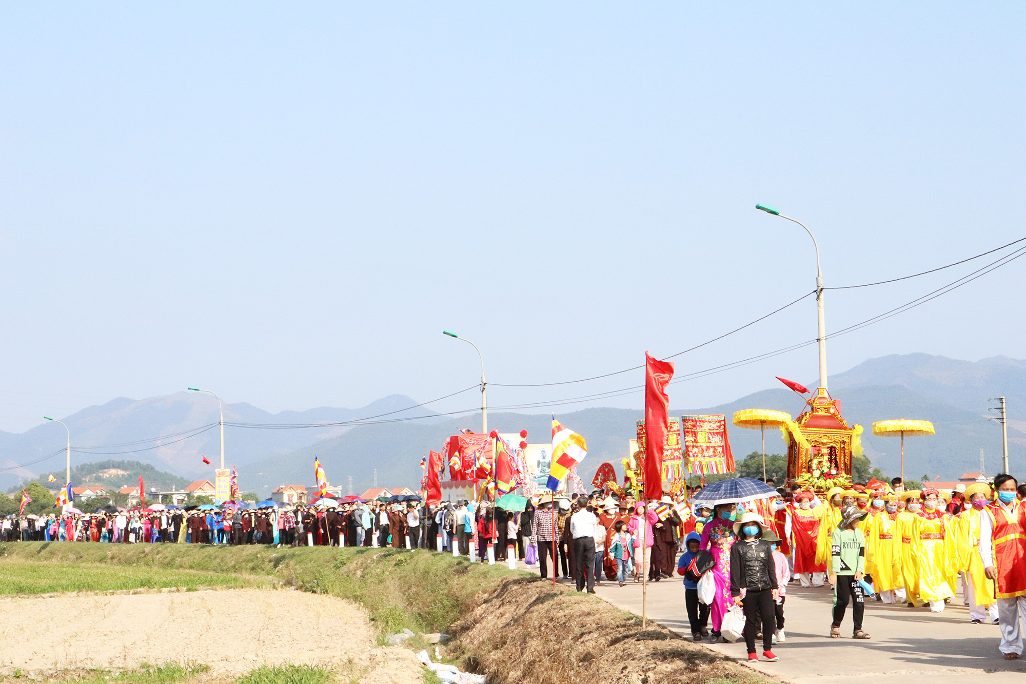 Rất đông người dân và tăng ni phật tử đã cùng tham gia lễ rước tượng Phật.