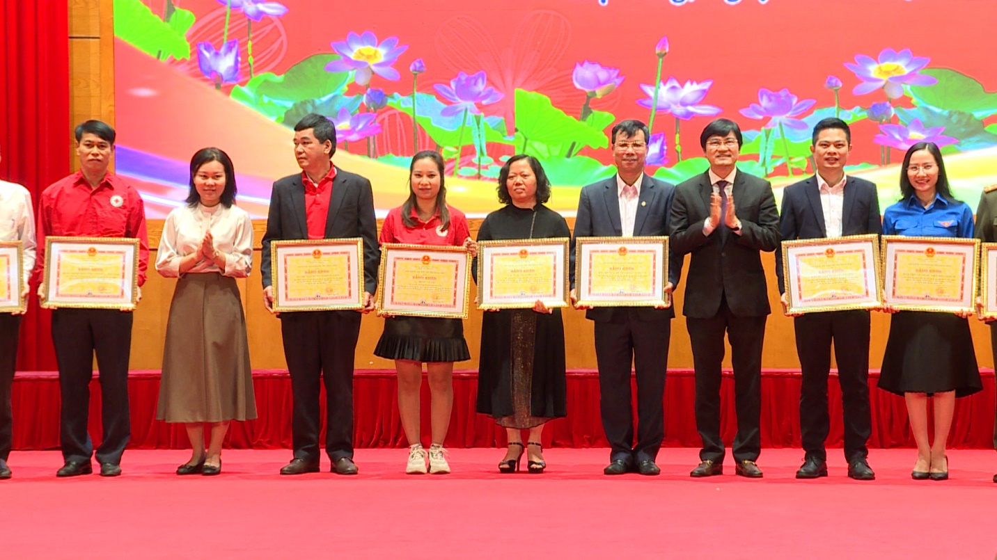 Khen thưởng các tập thể, cá nhân có thành tích xuất sắc trong thực hiện Chỉ thị 08/CT-UBND của UBND tỉnh Quảng Ninh