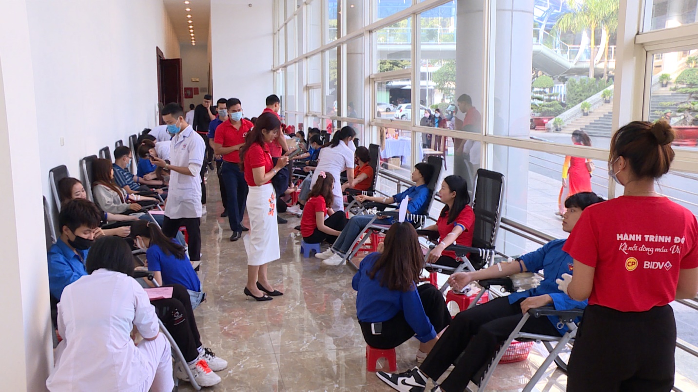 Rất đông tình nguyện viên tham gia hiến máu ngay tại sảnh Trung tâm Trung tâm Tổ chức Hội nghị tỉnh – nơi diễn ra hội nghị.