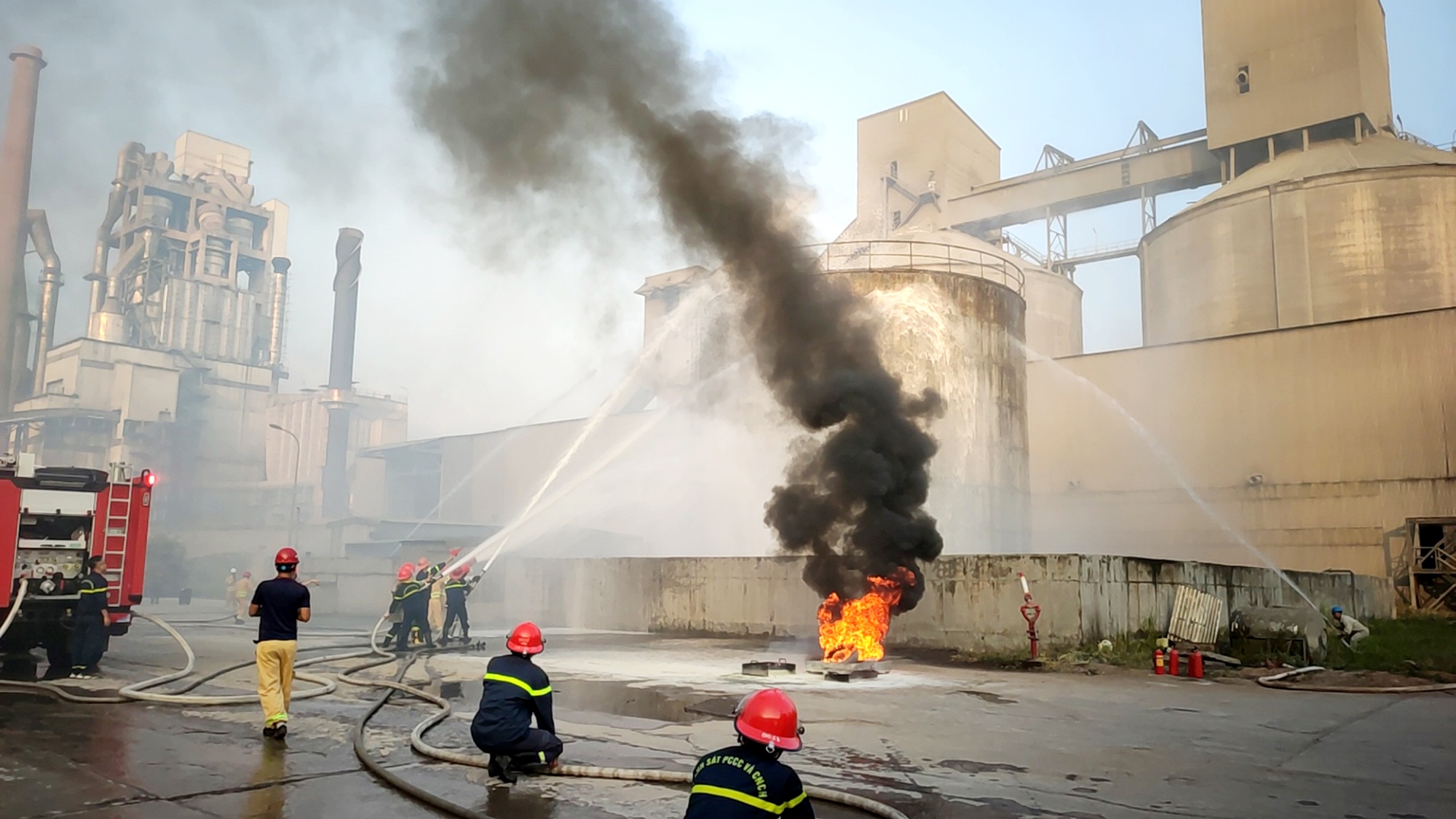 Đám cháy giả định tỏa ra nhiều khói khí độc.