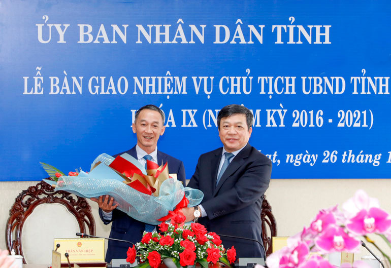 Nguyên Chủ tịch UBND tỉnh Lâm Đồng Đoàn Văn Việt tặng hoa chúc mừng tân Chủ tịch UBND tỉnh Trần Văn Hiệp.