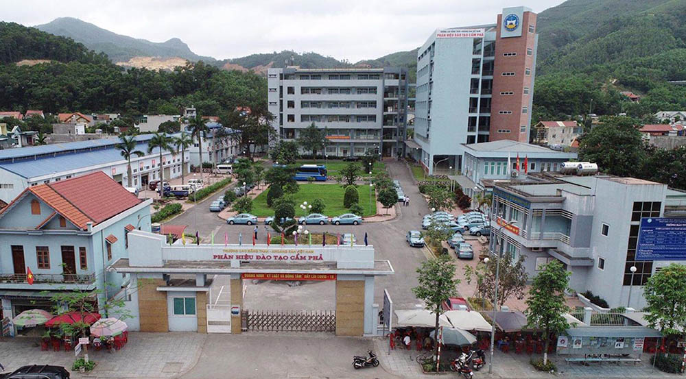 Quang cảnh cơ sở vật chất khu A tại Phân hiệu đào tạo Cẩm Phả - một trong 5 phân hiệu trực thuộc Trường CĐ Than - Khoáng sản Việt Nam.