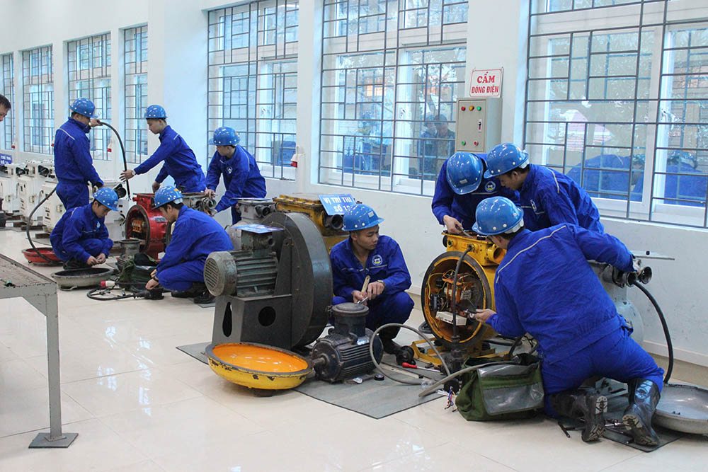 Lớp thực hành nghề kỹ thuật cơ điện mỏ hầm lò tại Trường CĐ Than - Khoáng sản Việt Nam.