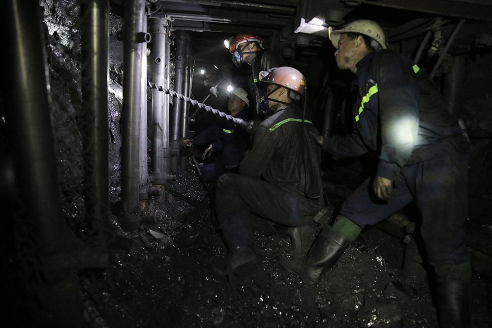 Thợ mỏ than Uông Bí vừa tăng tốc nhằm đạt sản lượng theo kế hoạch năm vừa đảm bảo ATVSLĐ.