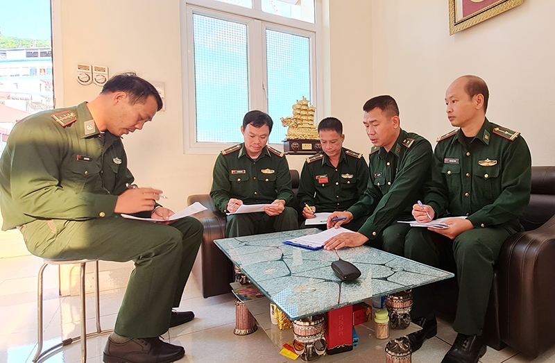  Thiếu tá Đặng Thế Hùng (thứ 2, bên phải) cùng đồng đội bàn phương án đấu tranh phòng chống tội phạm, giữ gìn an ninh trật tự trên địa bàn biên phòng.