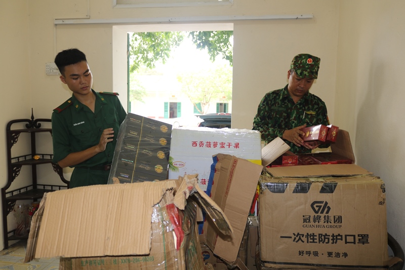 Đồn Biên phòng Bắc Sơn bắt giữ đối tượng vận chuyển trái phép 7.000 bao thuốc lá từ Trung Quốc về Việt Nam ngày 24/6/2020.