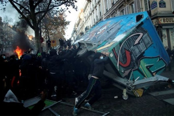 Biểu tình rầm rộ bùng nổ thành bạo lực ở Pháp Ảnh: Reuters