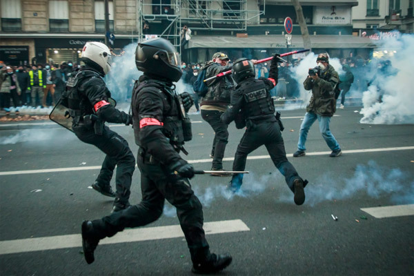 Cảnh sát xô xát với người biểu tình ở Paris. Ảnh: EPA
