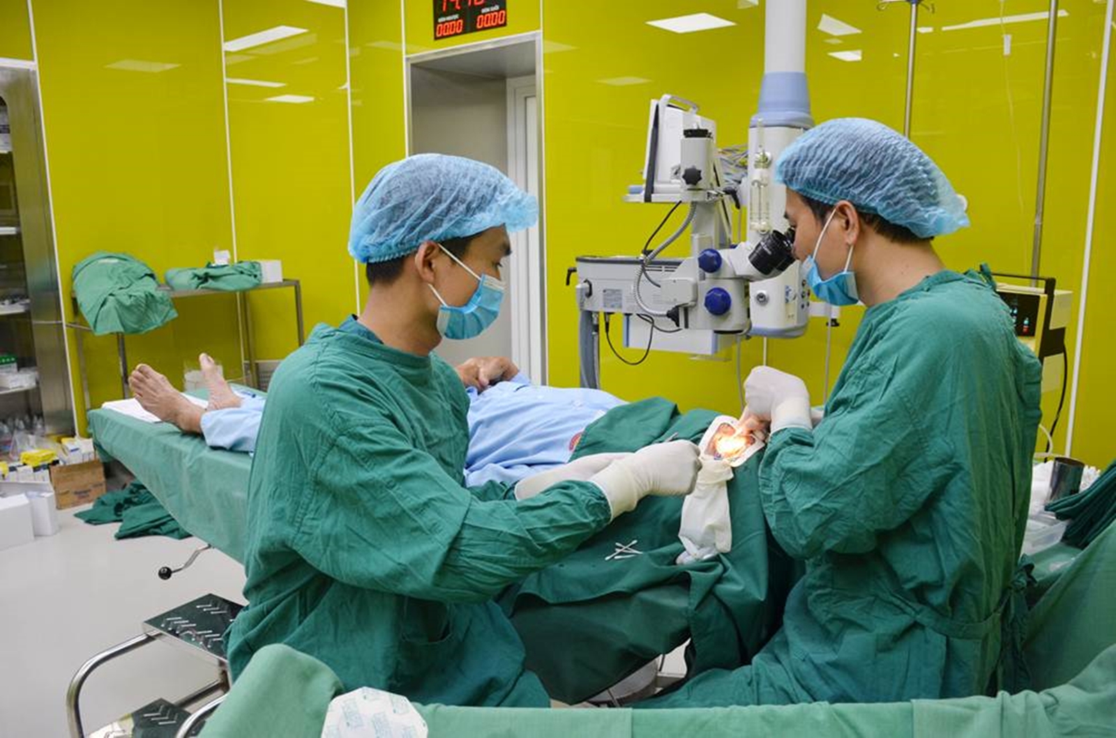 rung tâm Y tế Quảng Yên, phẫu thuật bằng phương pháp Phaco cho bệnh nhân bị đục thủy tinh thể.